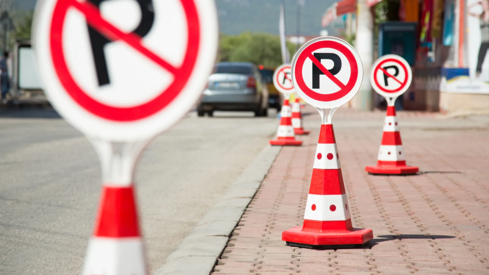 No-parking-signs-and-traffic-cones-used-for-Denver-moving-truck-permit